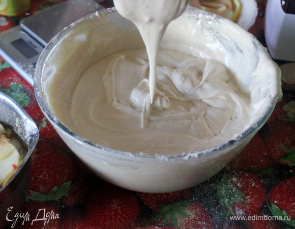 В конце добавьте в тесто немного жидкости с яблок. Аккуратно перемешайте. 