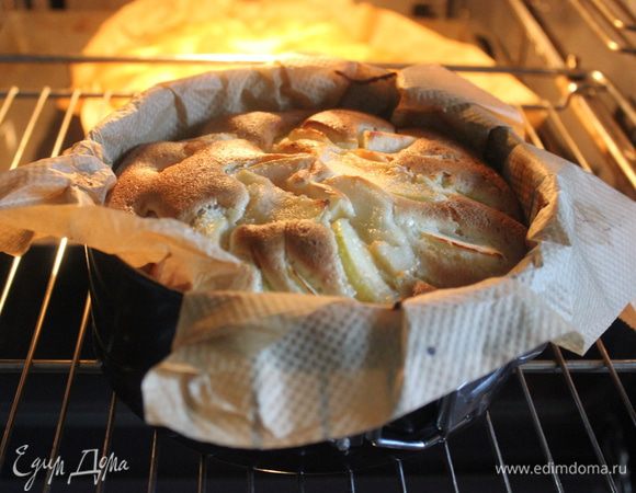 В разъемную, смазанную сливочным маслом форму (у меня две формы - диаметр 24 см и 18 см), вылейте большую часть теста, затем аккуратно распределите яблоки (оставьте немного яблок, чтобы украсить сверху), вылейте оставшееся тесто, распределите оставшиеся яблоки, и выпекайте в духовке при 190 °С 30 минут.   