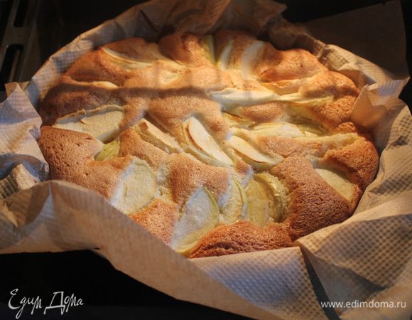 Готовый пирог остудите, украсьте сахарной пудрой и свежими ягодами. 