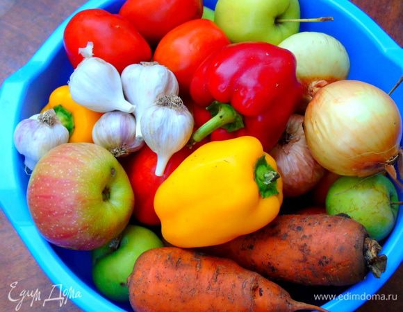Взвешиваем и подготавливаем все овощи и яблоки.