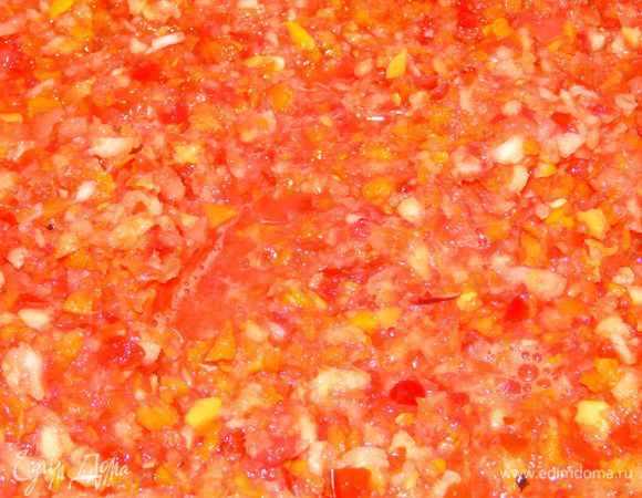 Все овощи и яблоки измельчаем с помощью мясорубки. Добавляем растительное масло и ставим на огонь.