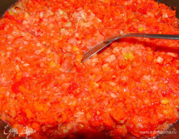 Складываем в казан или кастрюлю и варим на медленном огне 2 часа, периодически помешивая.  