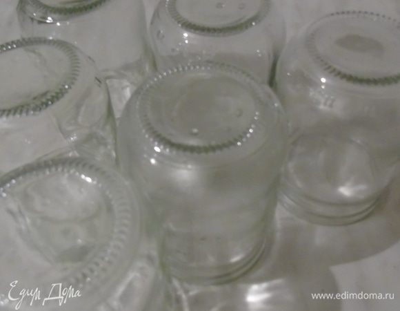 Пока варится икра, стерилизуем баночки.