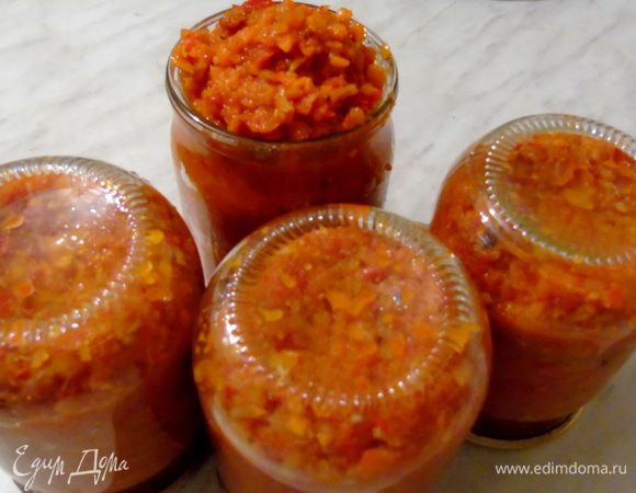 Добавляем соль, перец, сахар и уксус. Варим еще 10 минут. Горячую икру раскладываем по баночкам, закатываем и укутываем в одеяло до полного остывания. Я всегда одну баночку не закатываю, как остынет сразу съедаю:)