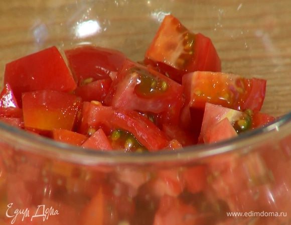 Помидоры нарезать небольшими кусочками.