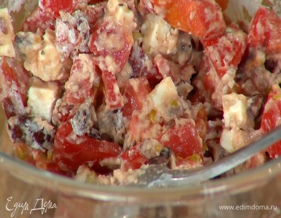 Перемешать помидоры с размятой фасолью и сыром, добавить листья тимьяна, посолить, поперчить, всыпать муку и все перемешать.