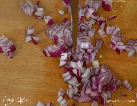 Красный лук почистить, мелко порубить, добавить в тесто и еще раз перемешать.