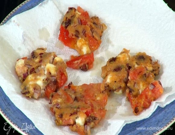 Разогреть в сковороде оливковое масло, ложкой выложить небольшие оладушки и пожарить с обеих сторон до золотистого цвета, затем переложить на бумажное полотенце, чтобы удалить излишки жира.