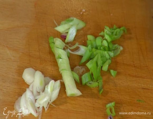 Зеленый лук тонко порезать наискосок.