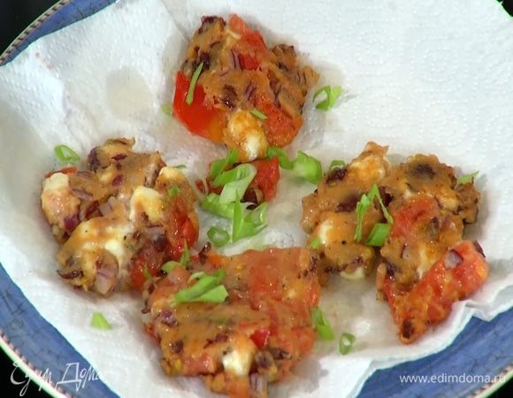 Готовые оладушки посыпать зеленым луком и еще немного поперчить.