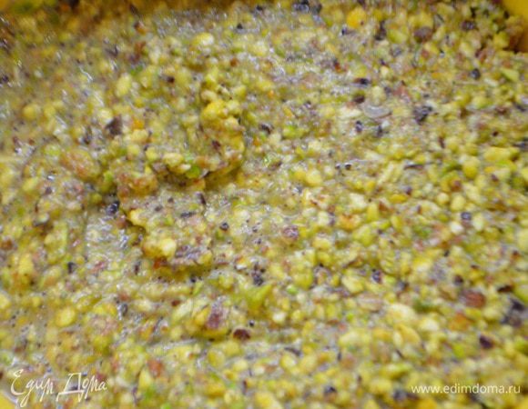 Фисташки измельчить в блендере и добавить пару столовых ложек кипяченой воды, чтобы получилась паста.