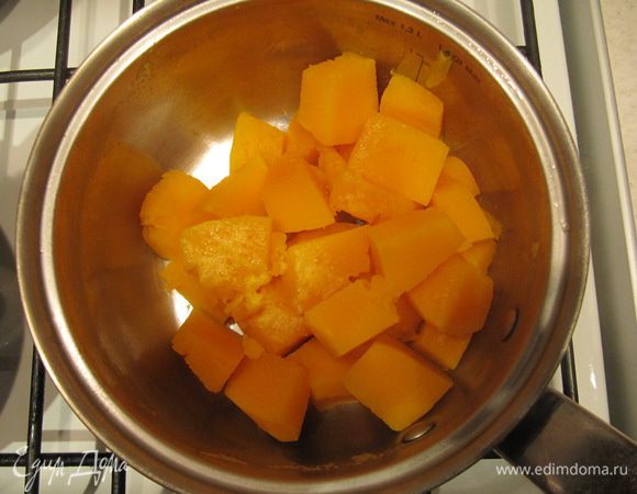 Тыкву порезать кубиками. Отварить до готовности, воду слить, размять в тыквенное пюре и охладить.
