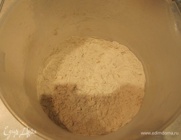 В глубокой миске соединить овсяные хлопья, муку, разрыхлитель, соду, соль, корицу, гвоздику, имбирь и мускатный орех.
