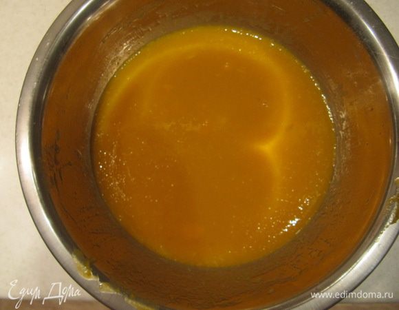 В отдельной миске соединить тыквенное пюре, молоко, яйца (слегка взбитые вилкой), растительное масло, сахар, коричневый сахар и ванильный сахар.