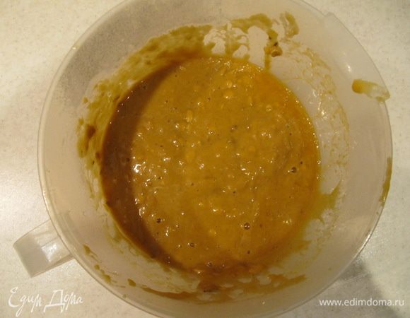 Жидкую смесь добавить к сухой и перемешать.
Не стремитесь перемешивать до однородности. Перемешивать нужно быстро, ничего страшного, если останутся небольшие комочки муки.