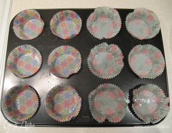 Формочки для маффинов смазать небольшим количеством растительного масла.