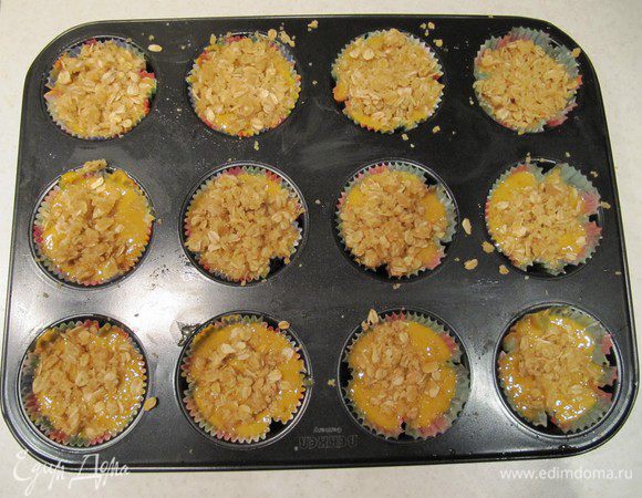 Сверху посыпать крошкой из холодильника.
Отправить в духовку, предварительно разогретую до 190C, на 20-30 мин.
Время выпечки зависит от вашей духовки