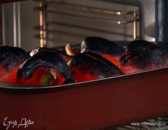 Сладкий перец поместить в форму и запечь под грилем со всех сторон до черноты.