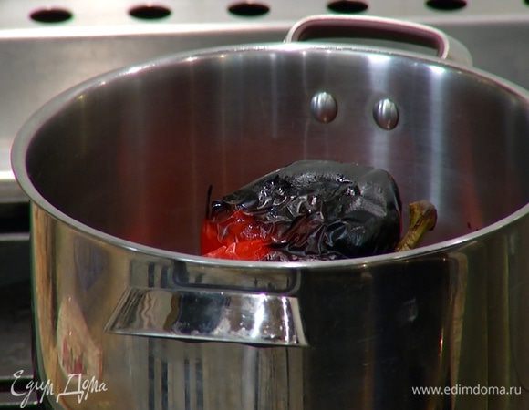 Запеченный перец поместить в кастрюлю и накрыть крышкой.