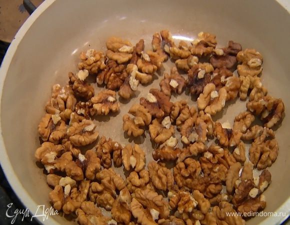 Грецкие орехи подсушить на разогретой сковороде.