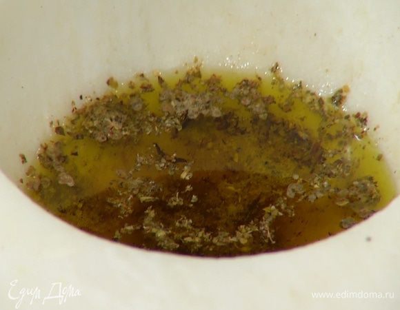 Приготовить заправку: корицу измельчить в ступке, добавить соль, перец и все растереть, затем всыпать майоран и орегано, влить лимонный сок и оливковое масло, все перемешать.