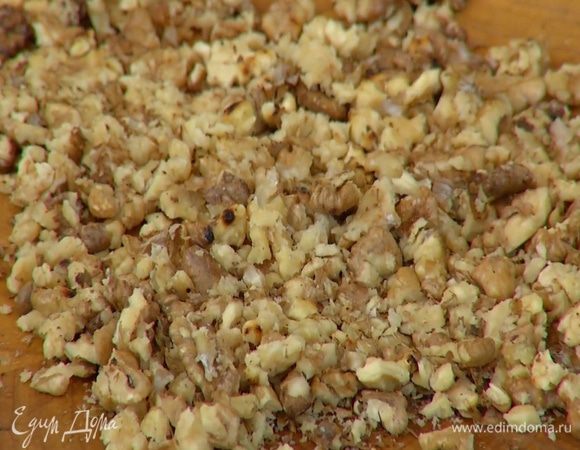 Теплые грецкие орехи раздавить пестиком.