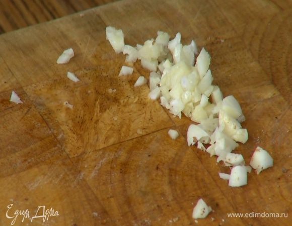 Чеснок почистить, раздавить плоской стороной ножа и мелко порубить.