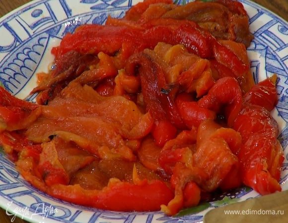 Запеченный перец, удалив семена и кожицу, промокнуть бумажным полотенцем и выложить в глубокую посуду.