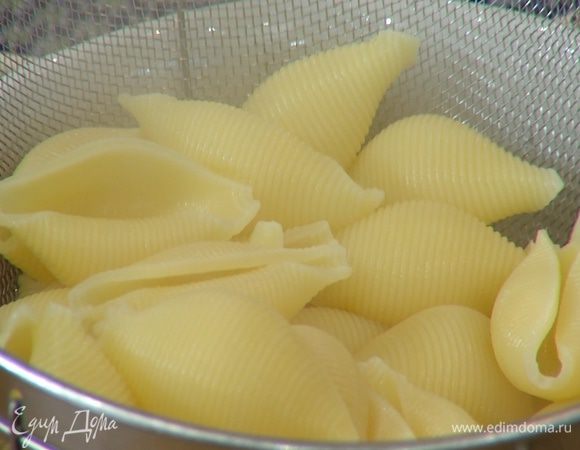 Конкильони отваривать в подсоленной воде на пару минут меньше, чем указано в инструкции на упаковке, затем воду слить.