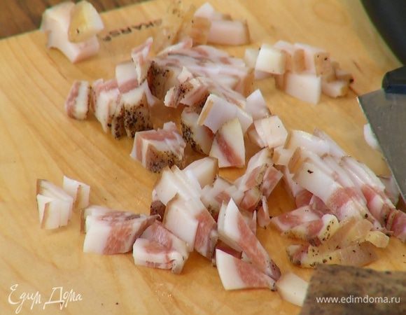 Грудинку нарезать маленькими кубиками.
