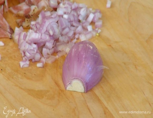 Шалот и чеснок почистить и мелко порубить.