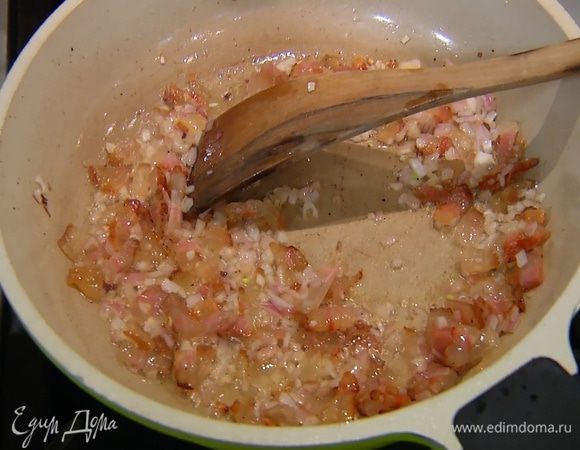 Разогреть в сковороде 1 ст. ложку оливкового масла и обжарить грудинку, затем добавить лук и чеснок, посыпать все пеперончино и обжарить до легкого золотистого цвета, затем снять с огня и немного посолить.