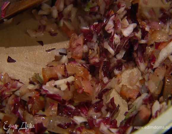 Радиккио мелко порубить, добавить к грудинке с луком, перемешать и обжаривать все пару минут, затем слегка остудить.