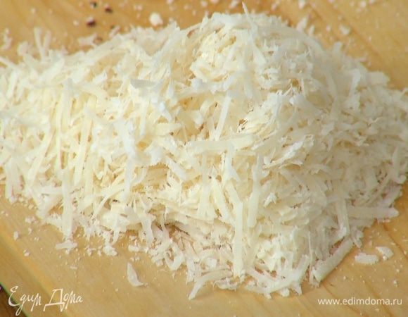 Пармезан натереть на мелкой терке.
