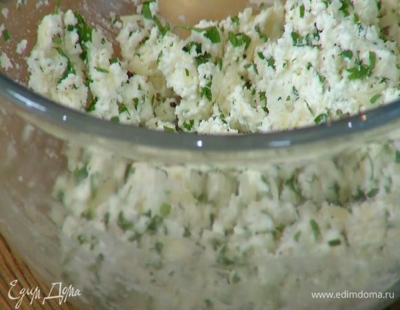 Творог размять вилкой, всыпать в него половину натертого сыра, измельченную петрушку, слегка посыпать солью и черным перцем и перемешать.