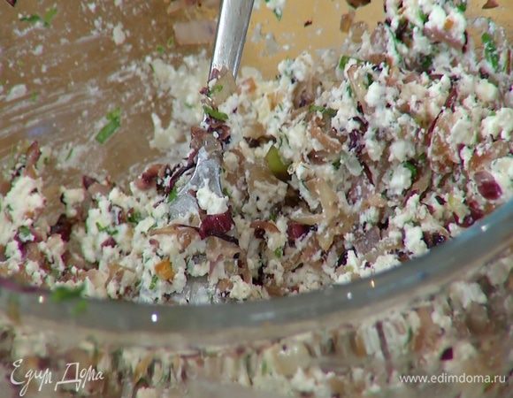 Добавить обжаренную грудинку с луком и еще раз все перемешать.