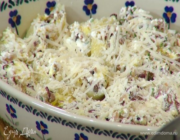 Готовые макароны-ракушки наполнить творожной начинкой, выложить в форму, сбрызнуть оливковым маслом Extra Virgin и посыпать оставшимся пармезаном.