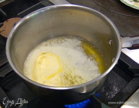 Растопить 200 г сливочного масла на медленном огне, затем дать ему немного остыть.