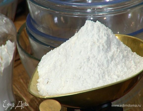 Муку перемешать с солью.