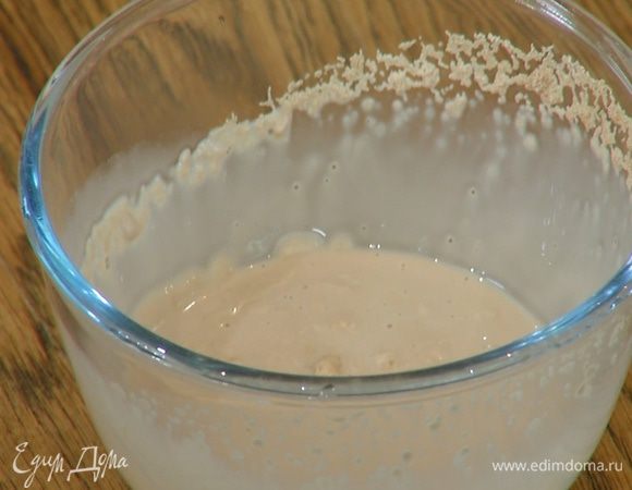 Дрожжи соединить с щепоткой сахара, влить 4 ст. ложки теплой воды (не выше 37°С) и дать дрожжам набухнуть.