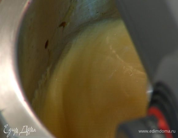 Яйца и 40 г сахара взбить в комбайне насадкой-венчиком на высокой скорости.