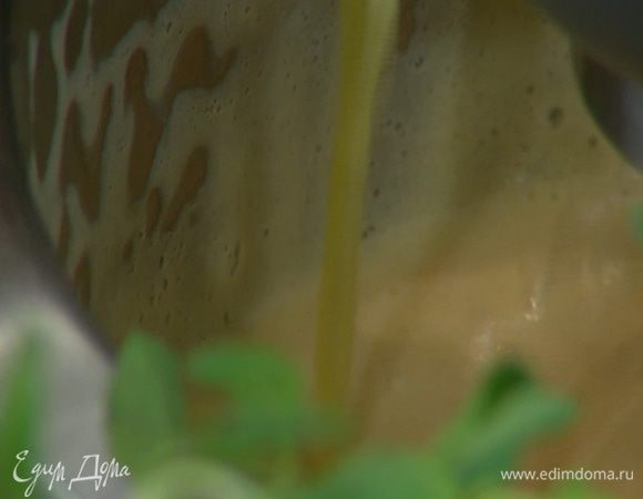 Не прекращая взбивать, добавить ванильный экстракт, затем уменьшить скорость, тонкой струйкой влить растопленное масло и еще немного вымешать.