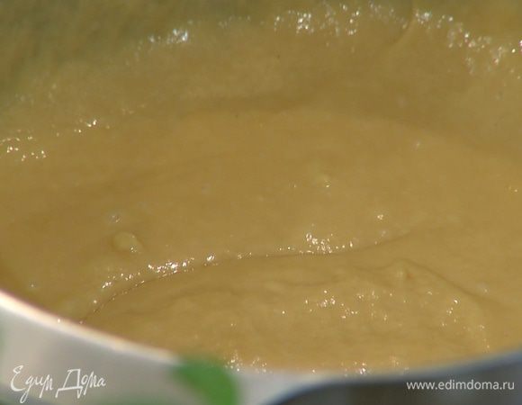 Заменить в комбайне венчик насадкой для теста (крюком), всыпать половину муки с солью и все вымешать, затем, не выключая комбайна, влить в тесто дрожжи, небольшими порциями всыпать оставшуюся муку и продолжать вымешивать, пока не получится однородное тесто.