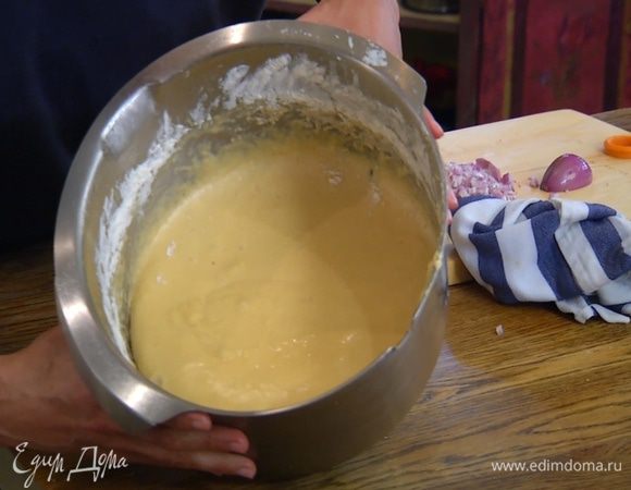 Емкость с тестом накрыть мокрым полотенцем, смоченным в горячей воде, и оставить ровно на 20 минут.