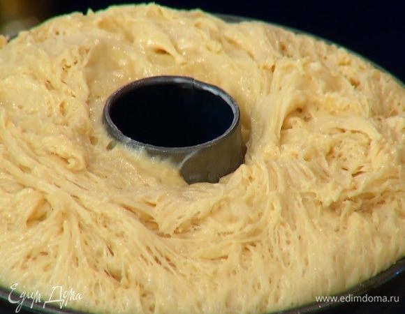 Форму для кексов с отверстием смазать оставшимся сливочным маслом, выложить тесто, накрыть влажным полотенцем и дать ему постоять 20 минут.