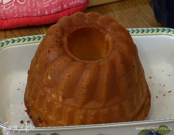 Выпекать ромовую бабу в разогретой духовке 50–60 минут, затем перевернуть в глубокую форму и остудить.