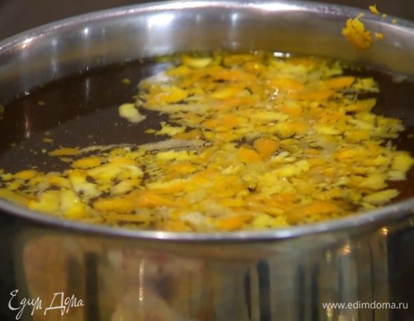 Приготовить сироп: сахар всыпать в кастрюлю, влить 1 1/2 л воды, добавить цедру апельсина и лимона, довести до кипения и варить до полного растворения сахара.