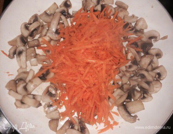 Морковь трем на крупной терке. Обжариваем вместе с шампиньонами на небольшом количестве оливкового масла 5-10 минут. 