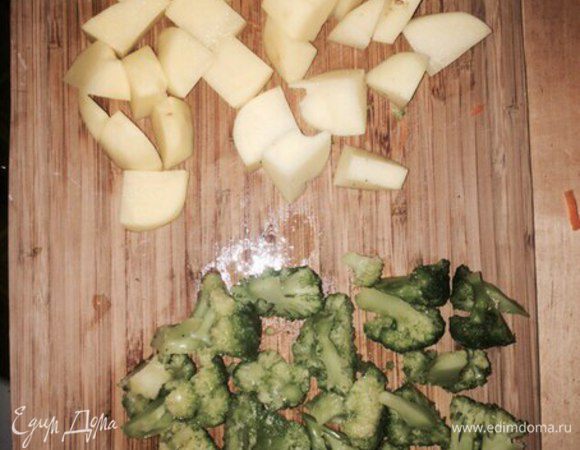 Брокколи разделяем по соцветиям. Картофель режем на мелкие кусочки.