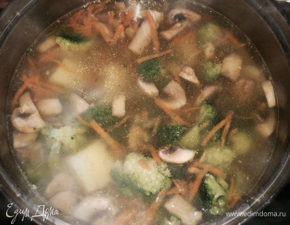 В кипящую воду добавляем все ингредиенты, солим, перчим. Варим в течение 10-15 минут (ориентироваться на готовность картофеля).